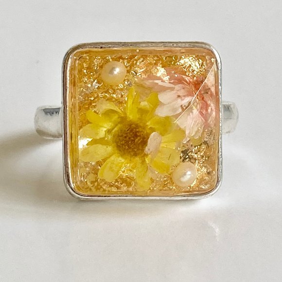 Yellow Dried Daisy Flower Cocktail Ring Size 9 Acrylic Pearl Silver Plated - Picture 1 of 10